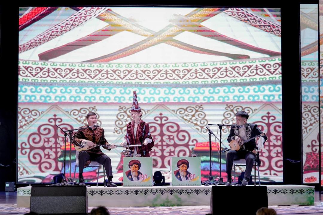 В Семее в рамках декады «Наурызнама» состоялся областной айтыс акынов