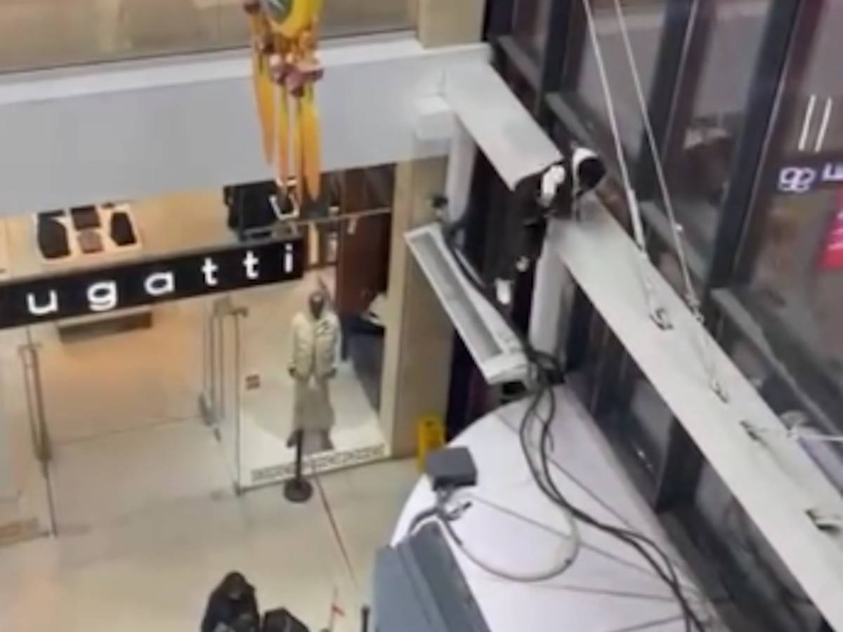 В Атырау подросток прыгнул с высоты в ТРЦ