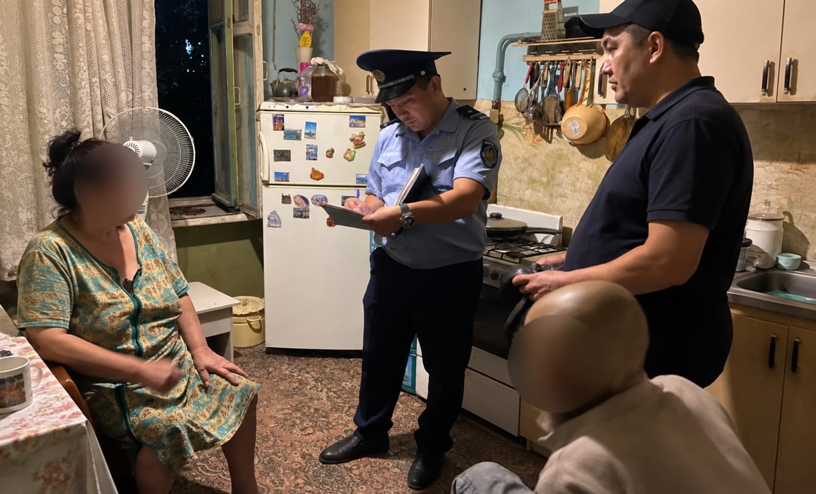 В Семее полицейские проверяют состоящих на профилактическом учёте граждан