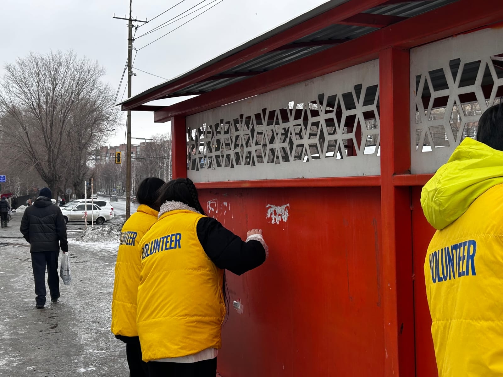 В Усть-Каменогорске павильоны на остановках очистили от объявлений