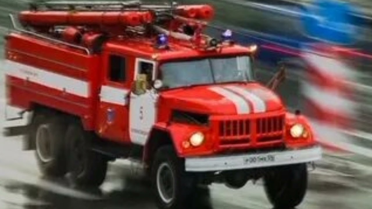 Почти 50 спасателей тушили пожар на пилораме в Семее