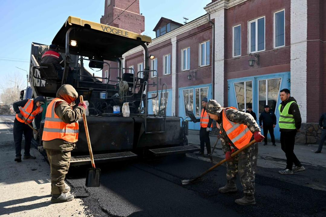Сроки и качество без компромиссов: аким области проверил дорожные работы в Семее