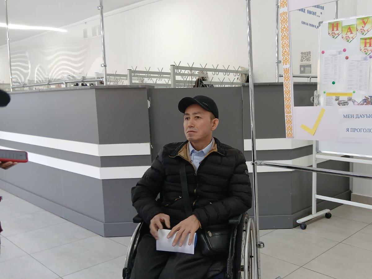 Житель Усть-Каменогорска на коляске приехал на участок, чтобы проголосовать на референдуме