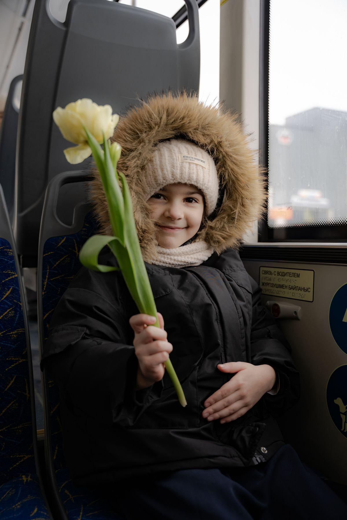 Жительницам Усть-Каменогорска на улицах и в торговых центрах дарили цветы