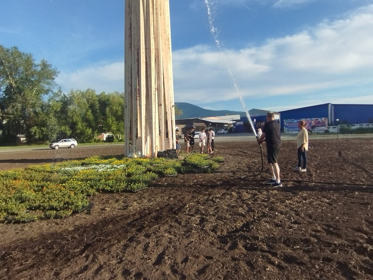В Риддере у подножия Байтерека расцветает яркое панно