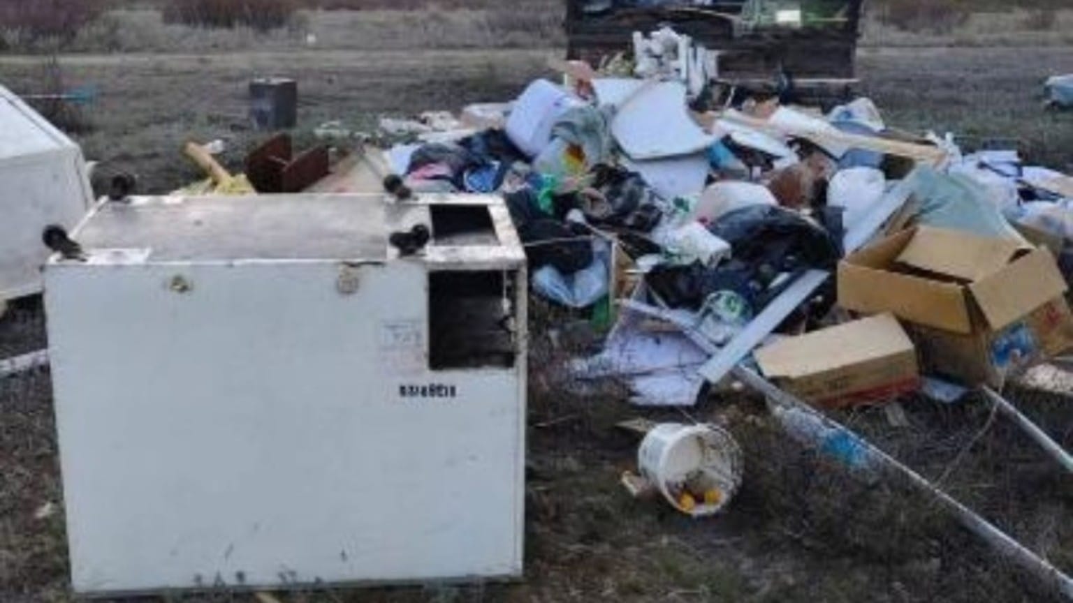 В области Абай напомнили о штрафах за мусор возле контейнеров