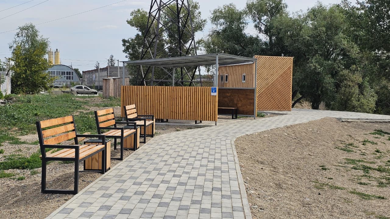 Зона для курения и новый пирс: как изменился пляж на котлованах в Усть-Каменогорске