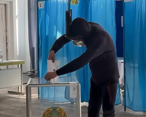 Жители ВКО пришли на выборы в Курултай в костюмах и на ретроавтомобилях