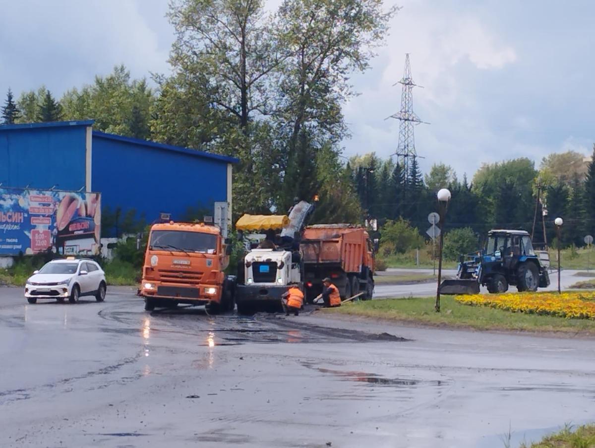 В Риддере дорожная техника работает у монумента Байтерек