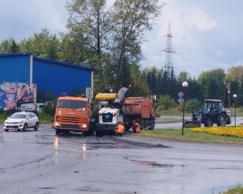 В Риддере дорожная техника работает у монумента Байтерек