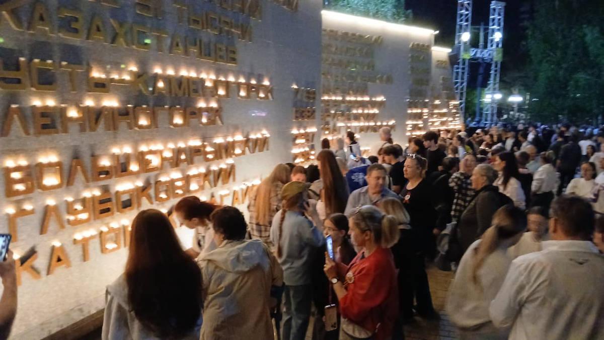 В Усть-Каменогорске у Мемориала Славы зажгли свечи в память о погибших в войне