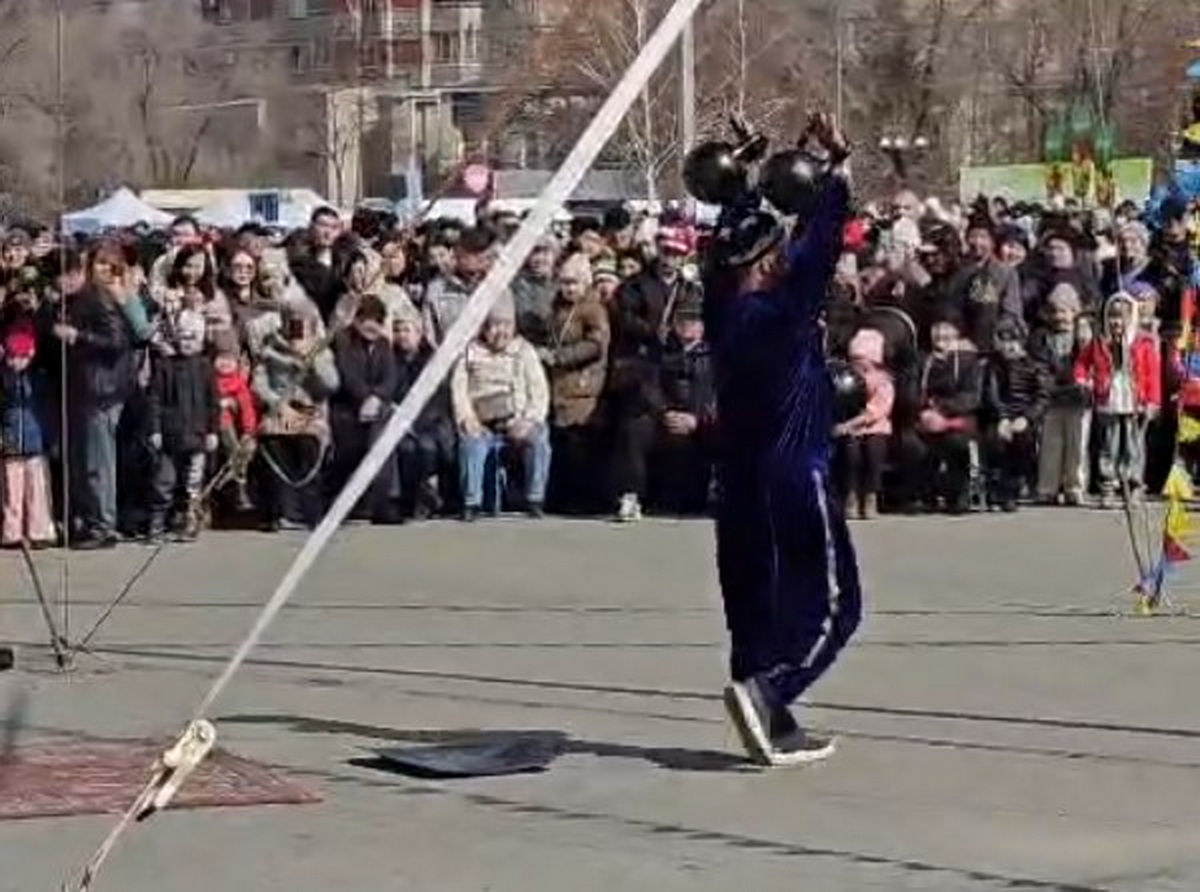 На центральной площади Усть-Каменогорска соревнуются сильнейшие батыры