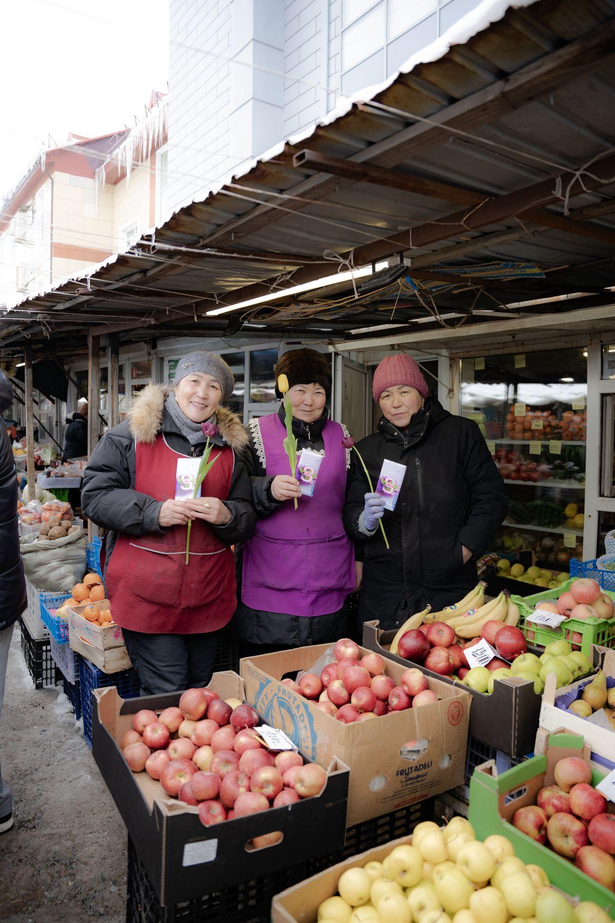 Жительницам Усть-Каменогорска на улицах и в торговых центрах дарили цветы