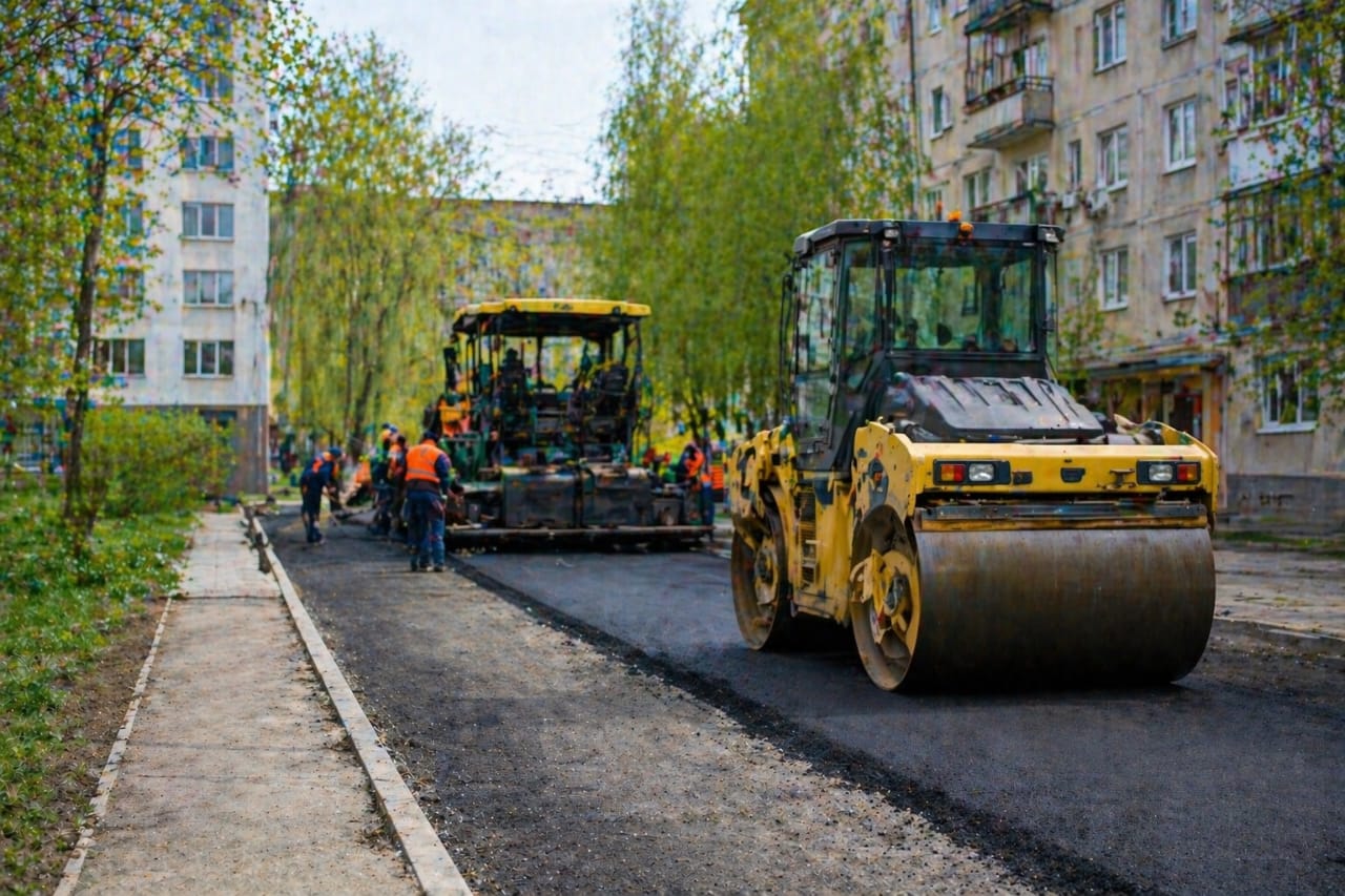В Павлодаре продолжается асфальтирование дворов: выполнена часть работ