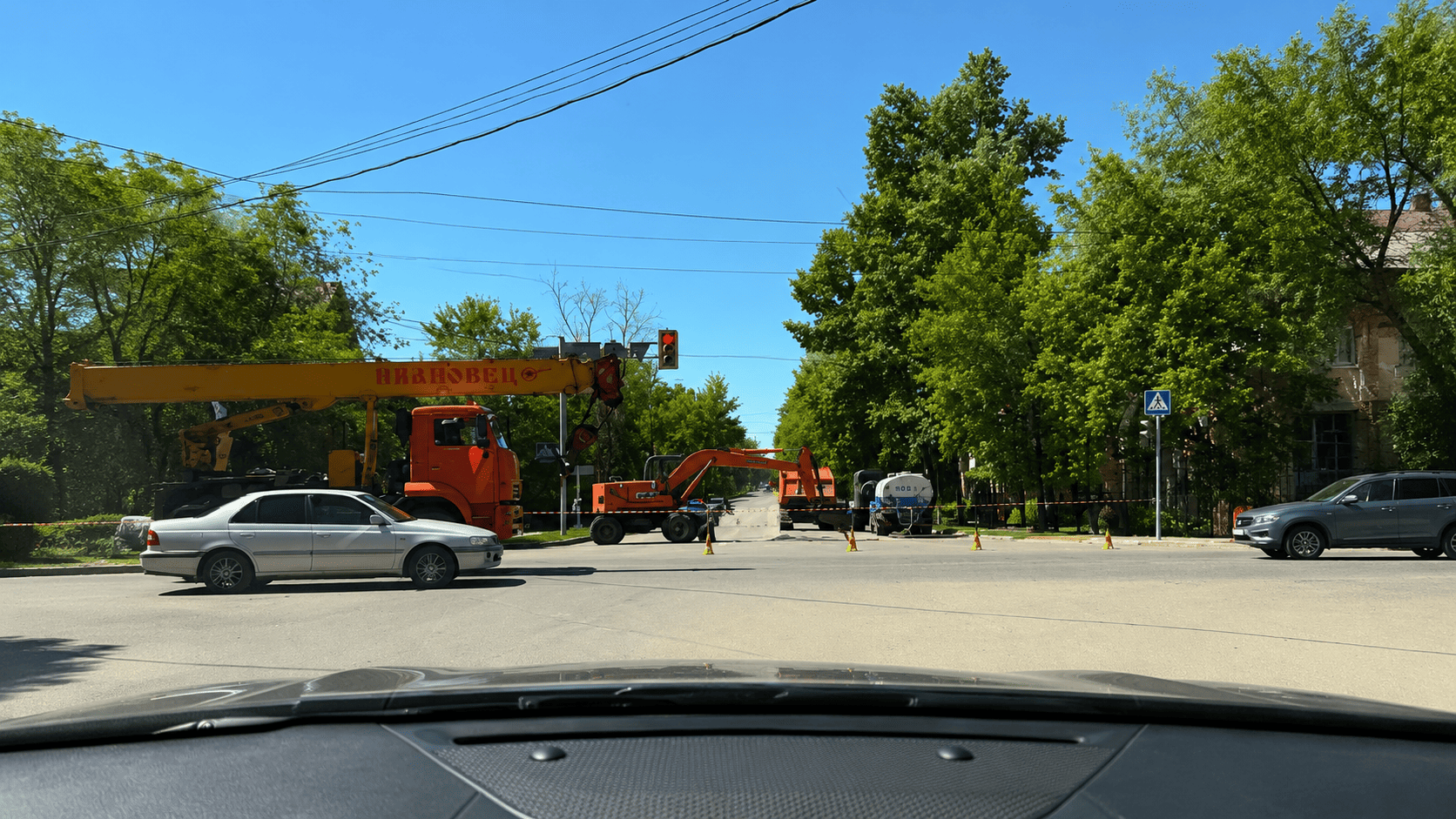В Усть-Каменогорске ограничили движение из-за аварии на водопроводе