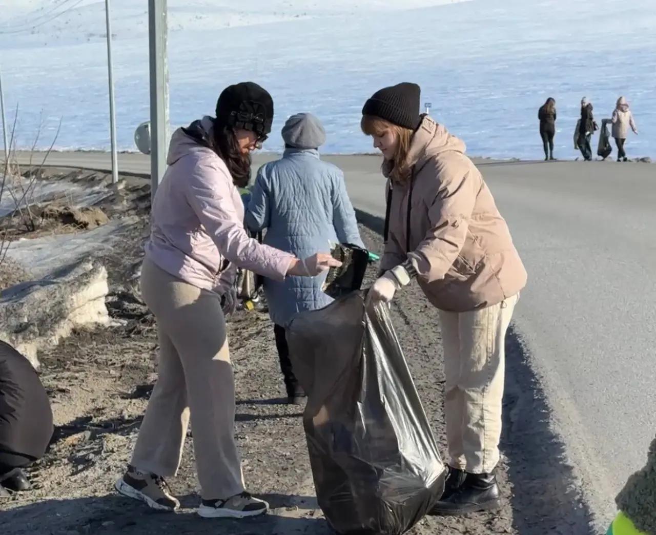 Город Алтай проснулся после зимы и вышел на масштабную уборку