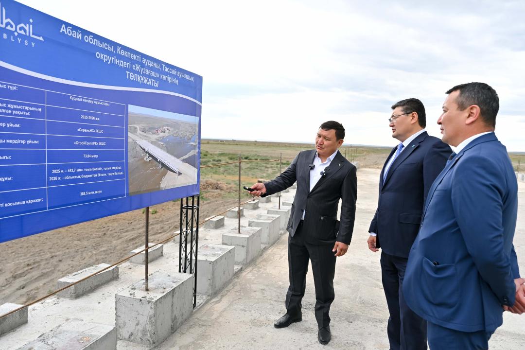 В Кокпектинском районе продолжается восстановление моста, разрушенного паводком