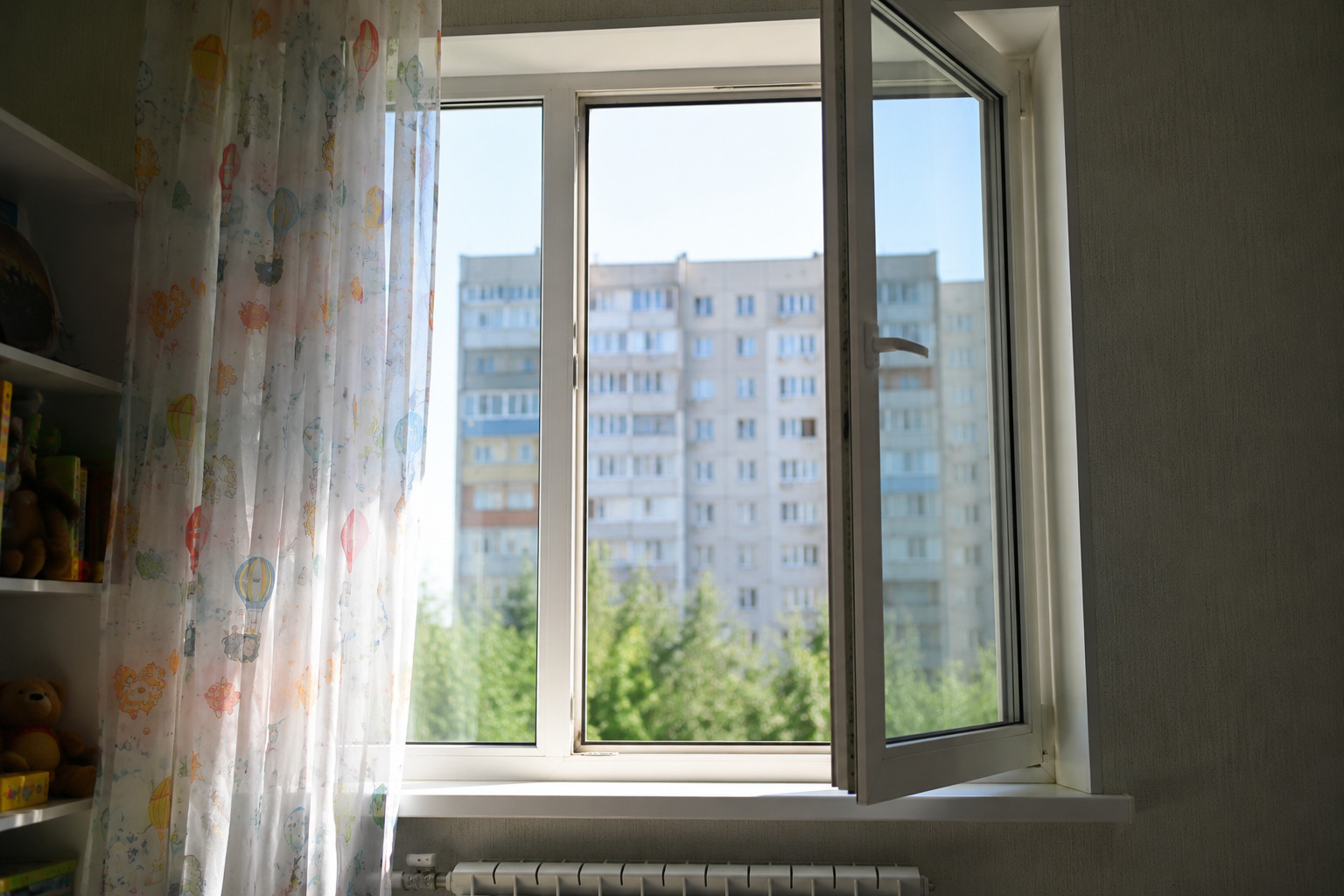 В Усть-Каменогорске пятилетний мальчик погиб после падения из окна