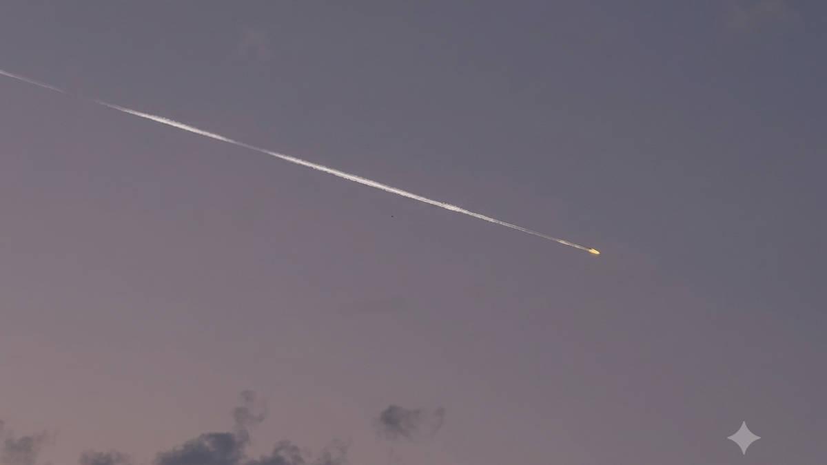 В небе над Усть-Каменогорском был замечен след падающей ступени космического корабля