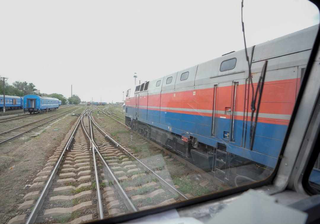 В Семее усилят контроль за чистотой вдоль железнодорожных путей
