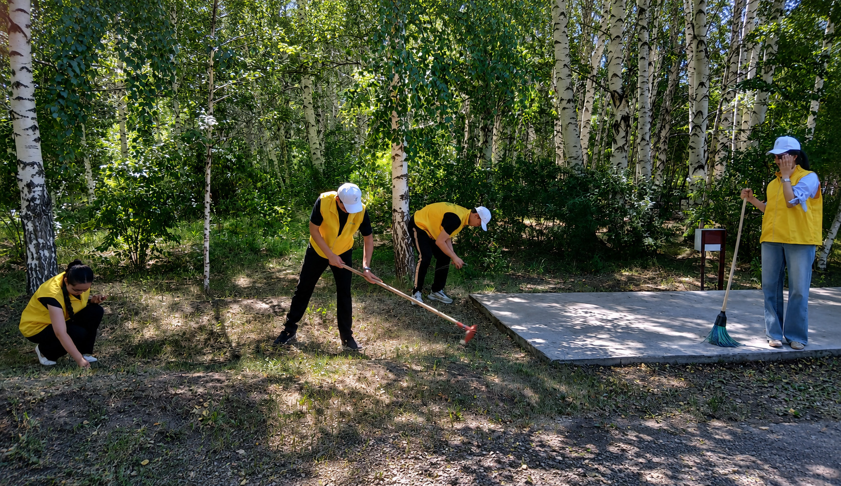 В Усть-Каменогорске провели масштабную экологическую акцию в этнопарке