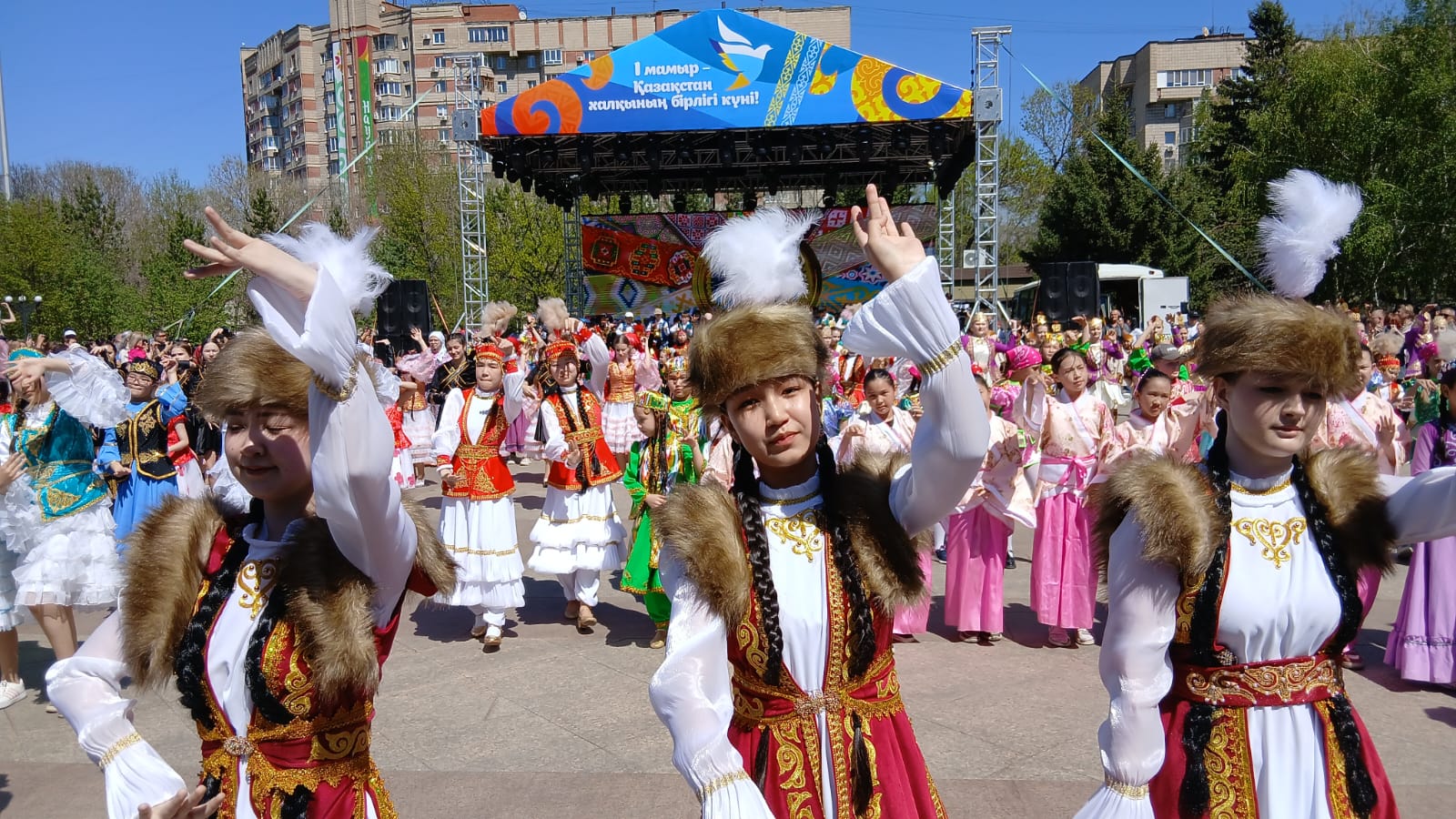 В Усть-Каменогорске на площади Республики идёт праздничный концерт