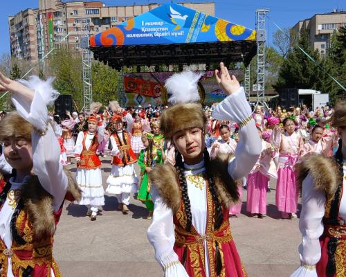 В Усть-Каменогорске на площади Республики идёт праздничный концерт