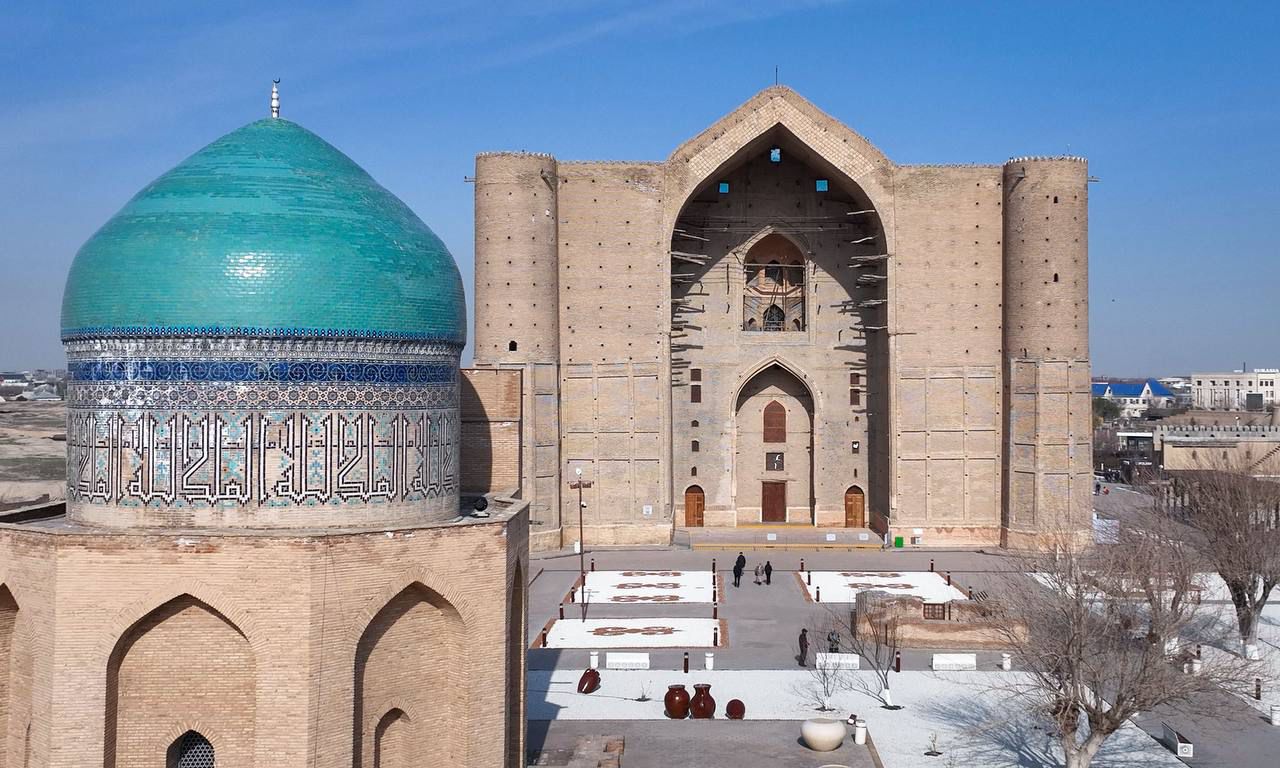 Президент посетил мавзолей Ходжи Ахмеда Яссауи