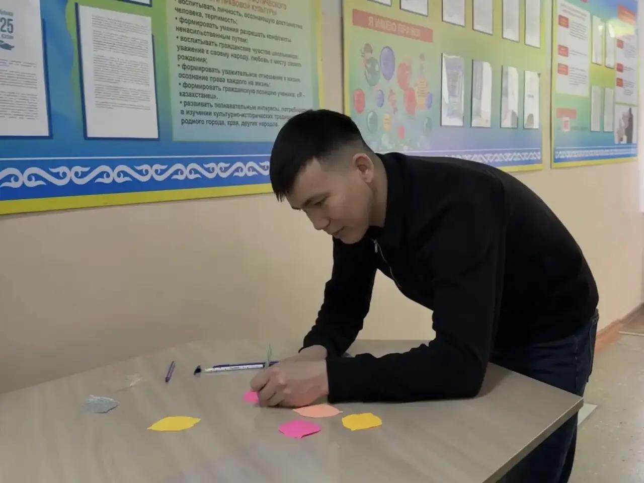 На избирательном участке в Алтае избирателям предлагают оставить пожелание Казахстану