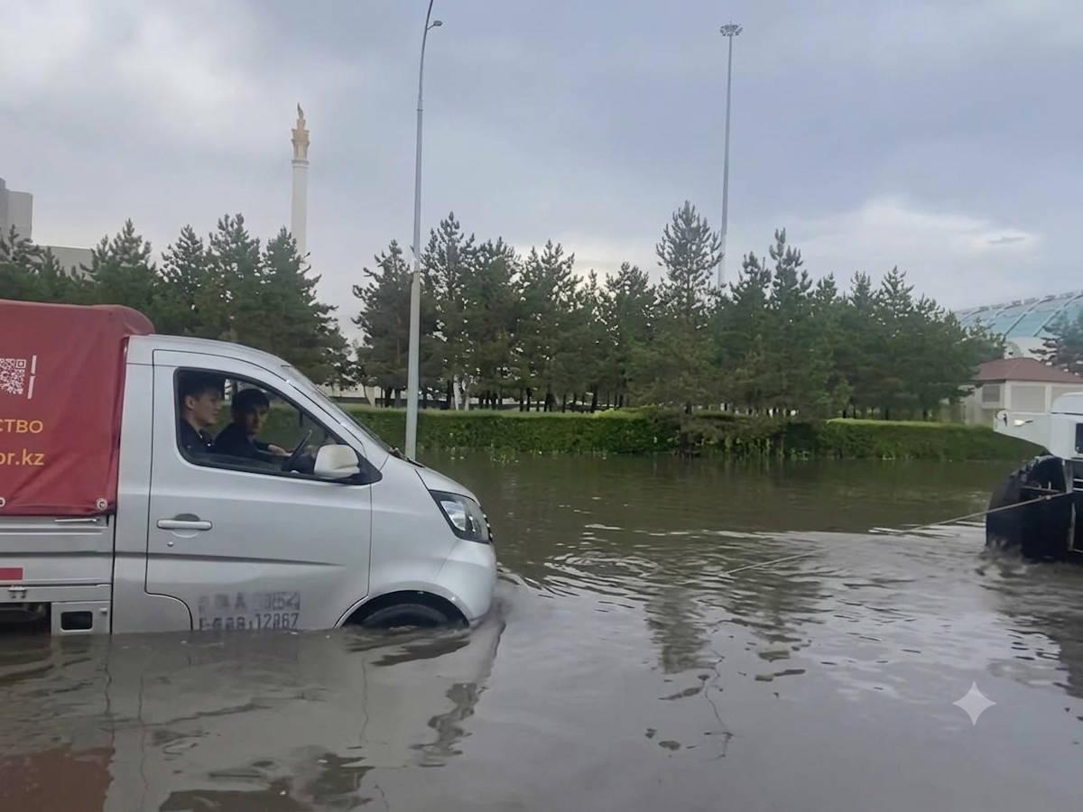 В Астане затопило улицы: потребовалась помощь спасателей 