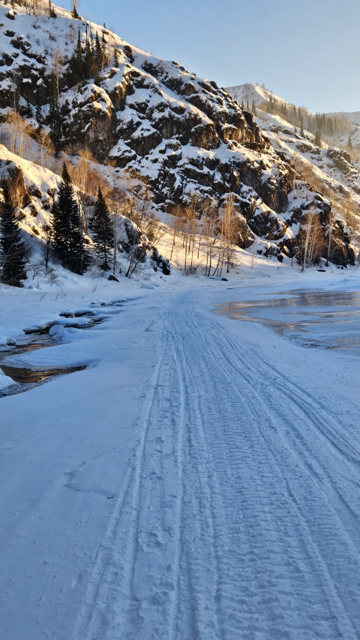 После сильных морозов в ВКО стали доступны маршруты по руслу Горной Ульбы
