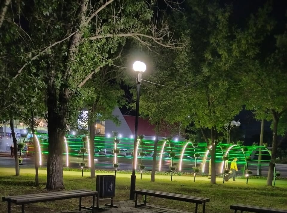 Вечером цветочная арка в центре Усть-Каменогорска загорается сотнями огней