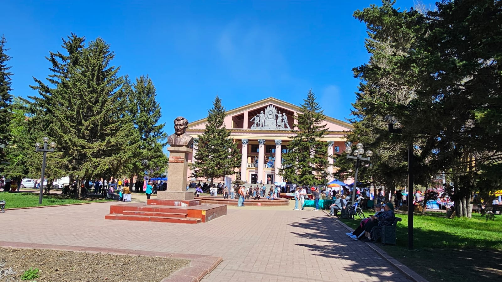 В Усть-Каменогорске у Дома дружбы отпраздновали День единства народа Казахстана 