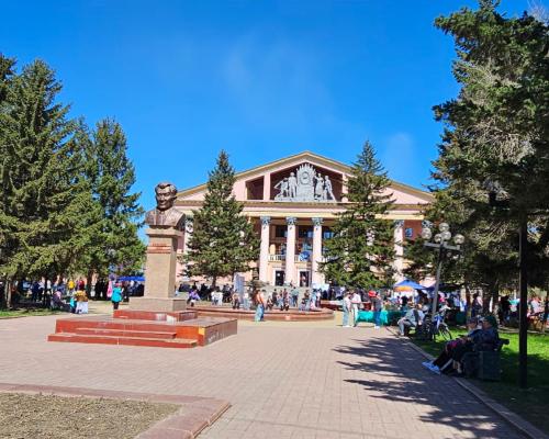 В Усть-Каменогорске у Дома дружбы отпраздновали День единства народа Казахстана 