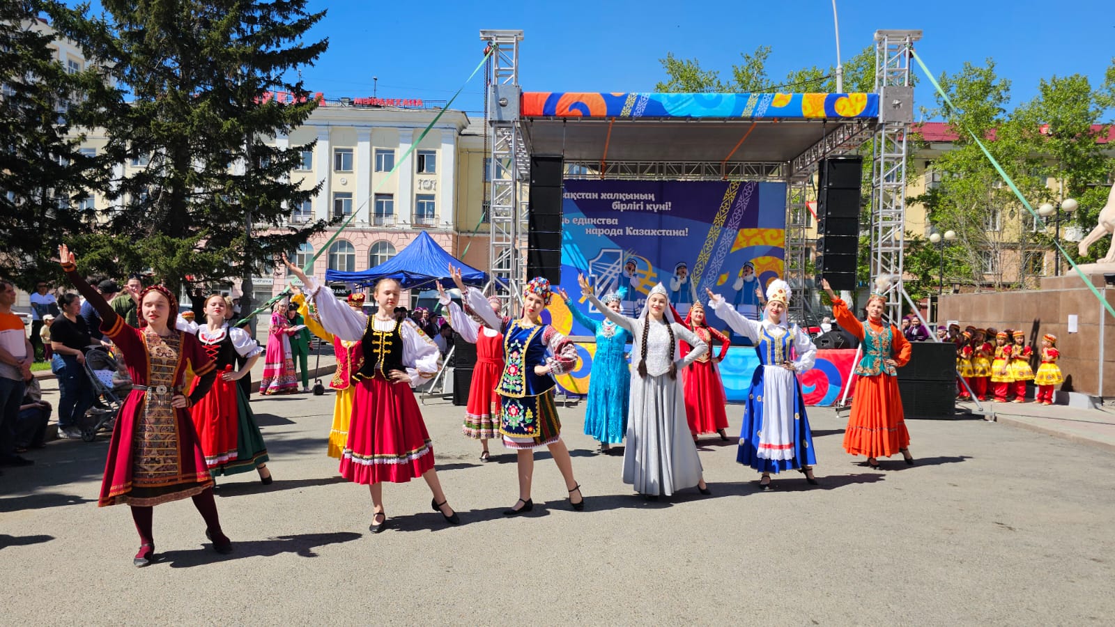 В Усть-Каменогорске у Дома дружбы отпраздновали День единства народа Казахстана 