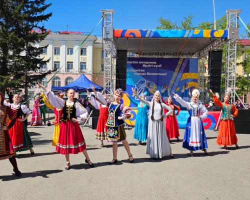 В Усть-Каменогорске у Дома дружбы отпраздновали День единства народа Казахстана 