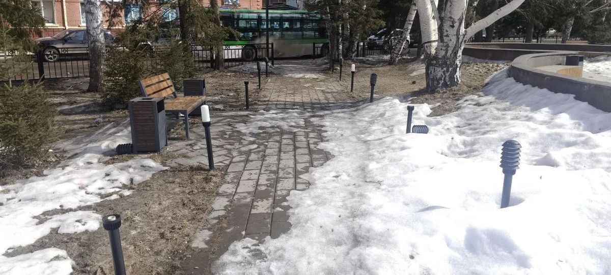 Парк на площади Республики в Риддере местами отремонтируют