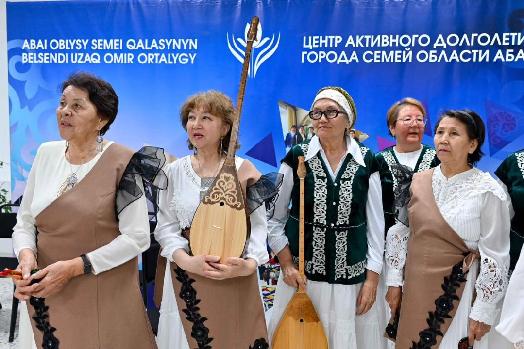 Аким области Абай посетил центр соцуслуг в Семее