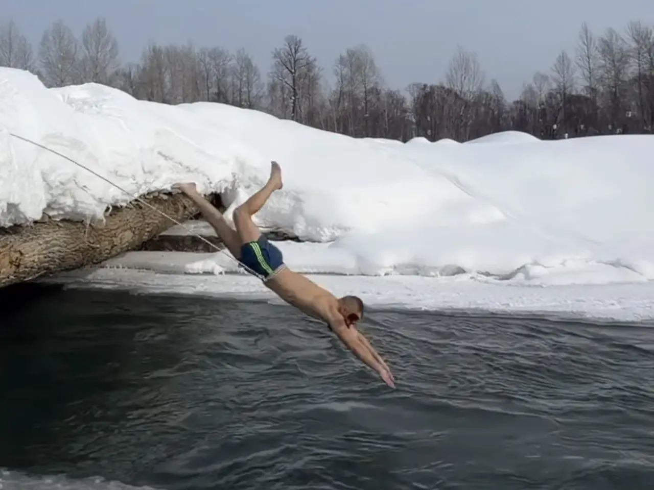 В ВКО зубной техник стал моржом после крещенских купаний в 50-градусный мороз