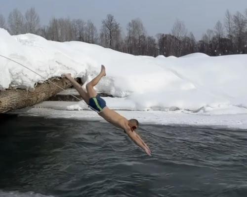 В ВКО зубной техник стал моржом после крещенских купаний в 50-градусный мороз