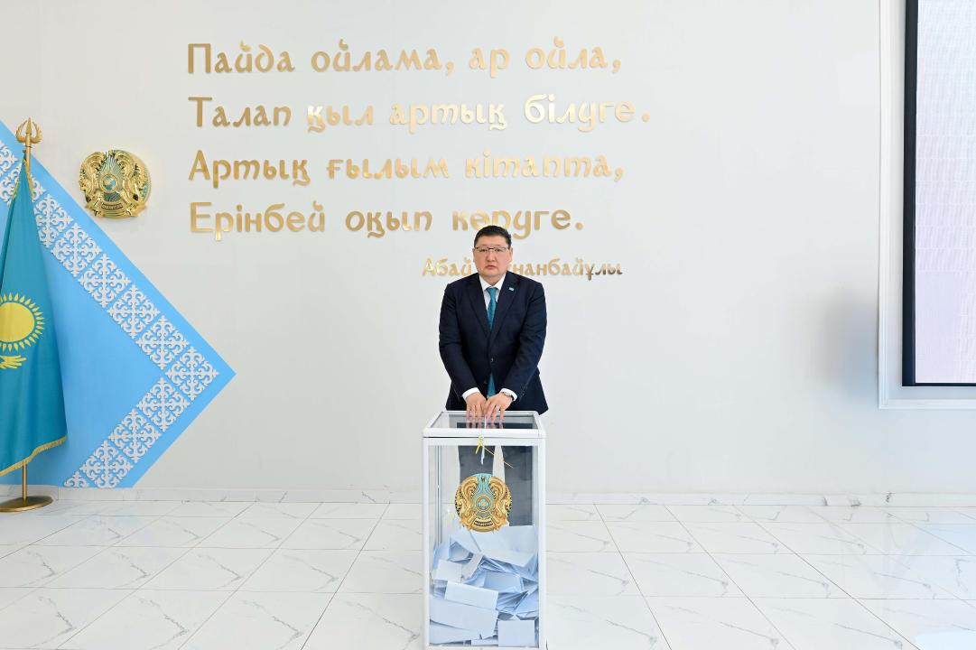 Аким области Абай проголосовал на референдуме