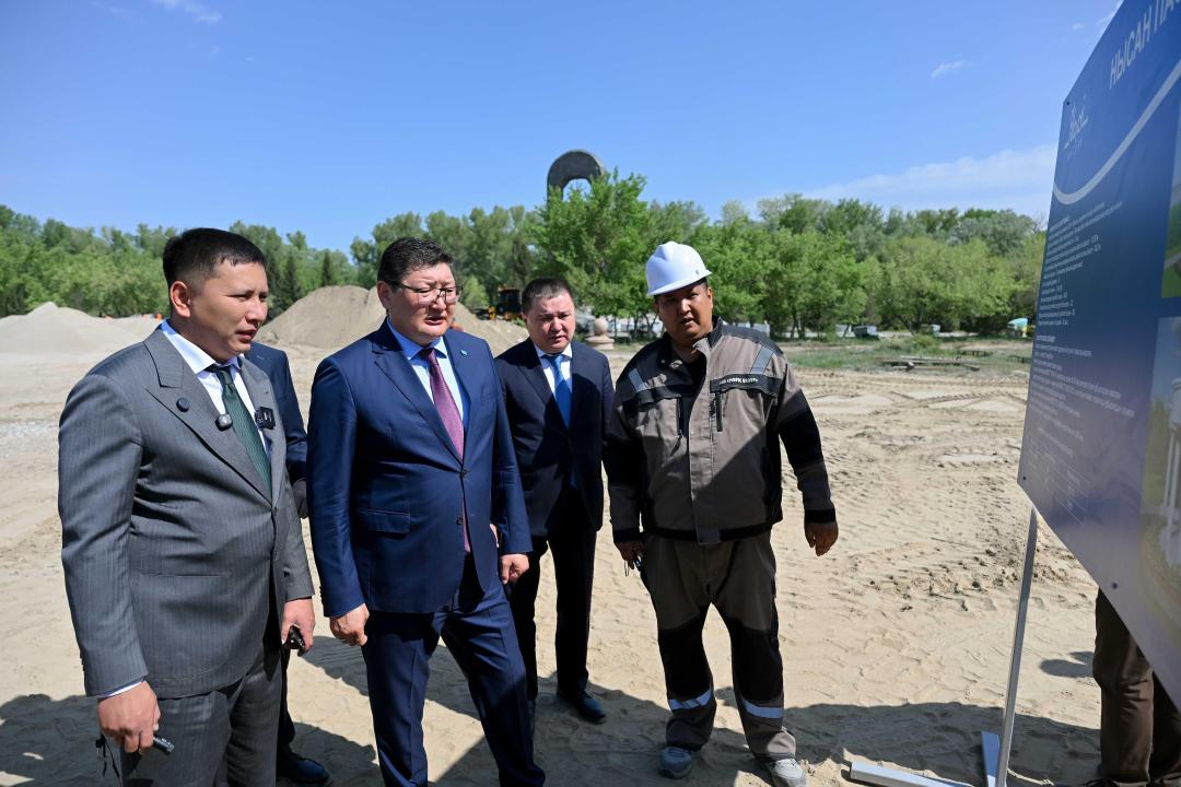 Берик Уали проверил строительство Площади госсимволов в Семее