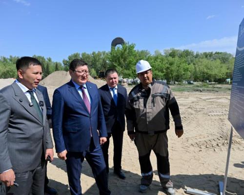 Берик Уали проверил строительство Площади госсимволов в Семее