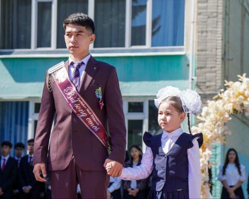 Аким ВКО побывал на последнем звонке в одной из школ Усть-Каменогорска