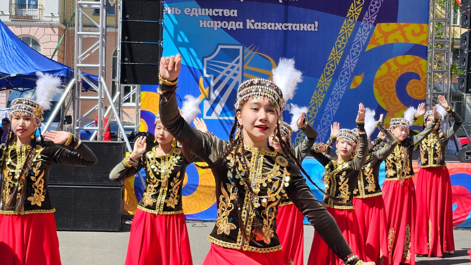 В Усть-Каменогорске у Дома дружбы отпраздновали День единства народа Казахстана 