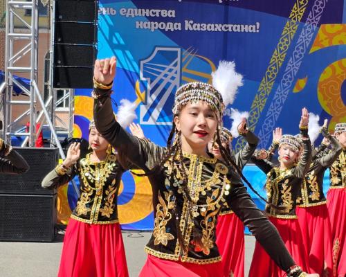 В Усть-Каменогорске у Дома дружбы отпраздновали День единства народа Казахстана 