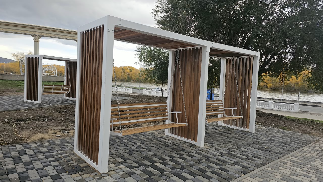 Площадку у амфитеатра в Усть-Каменогорске готовят для массовым мероприятиям