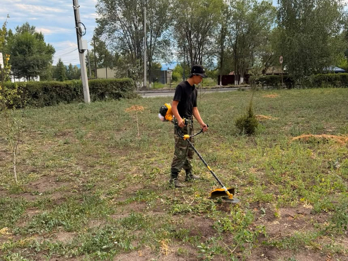 В Новой Бухтарме продолжается летнее содержание дорог и благоустройство общественных территорий