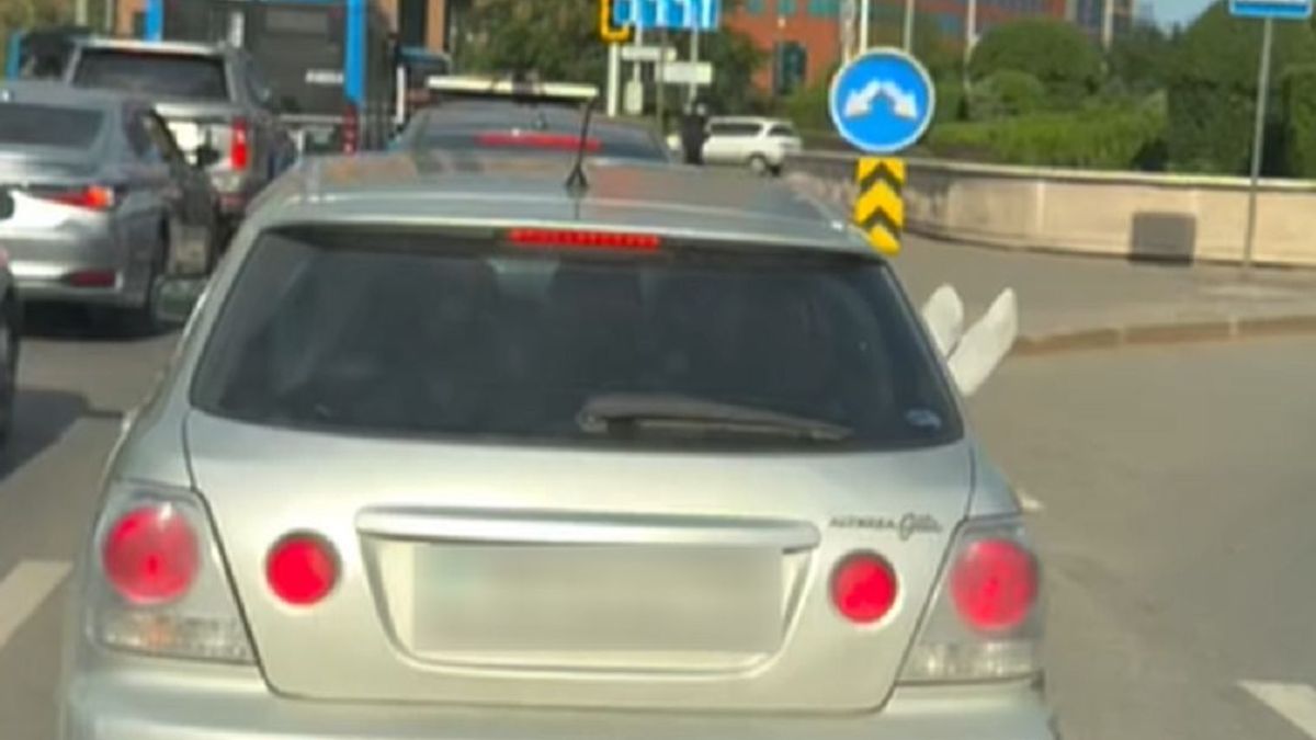 Пассажир высунул ноги из окна: водителя Toyota привлекли к ответственности в Астане