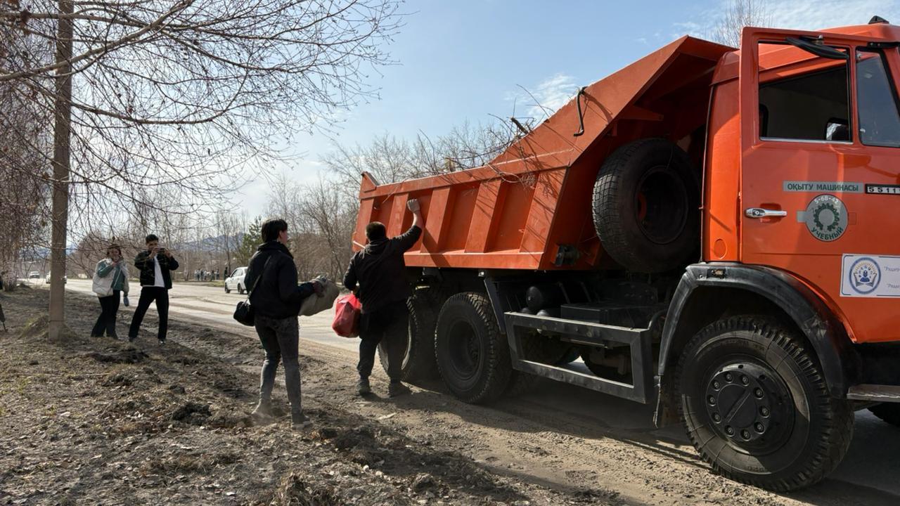 Более 1300 риддерчан вышли на субботник